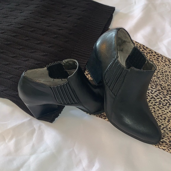 Stylish Ankle Boots - Picture 3 of 7